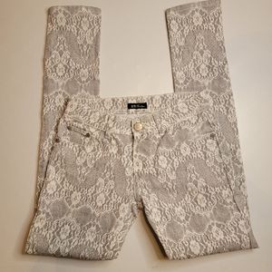 BB Couture gray and white lace patterned skinny jeans, size 3